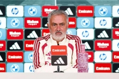 Bị hỏi điểm yếu Barca, Mourinho đáp một câu khiến cả phòng họp báo bật cười