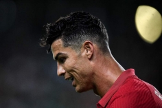 Ronaldo gặp biến cố lớn chưa từng có, âm thầm chịu đựng 'người đời' chê trách