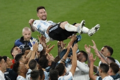 Sút hỏng 11m, Messi gửi tín hiệu đẹp nhất lịch sử tới Argentina