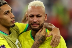 Đẹp tuyệt vời khoảnh khắc con trai Perisic 'lau khô' nước mắt Neymar