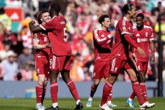 Hạ Palace, Liverpool tiến gần vé dự Champions League