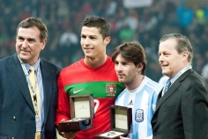 Vượt kỷ lục thế giới của Ronaldo, Messi vẫn bị chế nhạo