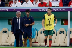 Đẩy Ronaldo lên ghế dự bị, HLV Bồ Đào Nha được ca ngợi hết lời
