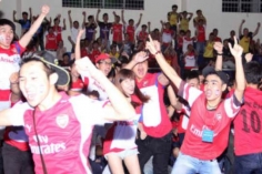 VIDEO: Fan Arsenal mở hội đón chiếc cúp FA thứ 12 vào phòng truyền thống