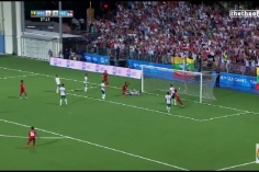 VIDEO: Thủ môn U23 Indonesia bắt bóng vụng về trước U23 Myanmar