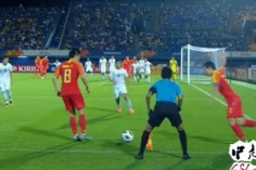VIDEO: Cầu thủ Trung Quốc đá phạt góc như diễn hài