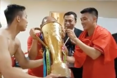 VIDEO: HLV Park Hang-seo uống bia bằng cúp vô địch AFF Cup 2018