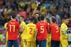 CĐV Romania khiến cả thế giới phẫn nộ trong trận thua Tây Ban Nha 