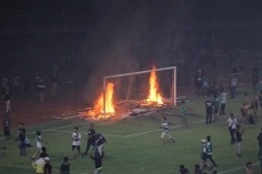 CĐV Indonesia bạo loạn, đốt sân vận động tổ chức World Cup