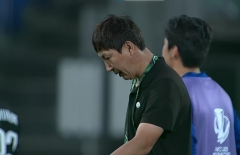 Truyền thông ĐNÁ xúc động trước cách ăn mừng của HLV Kim Sang Sik