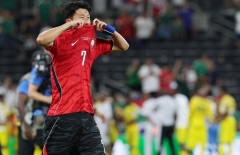 Son Heung-min cúi đầu xin lỗi đồng đội sau cú sốc trước Nam Phi