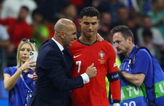 HLV Bồ Đào Nha nhận chỉ trích vì 'chiều chuộng' Ronaldo