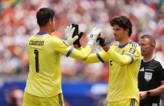 Courtois: 'Nếu tôi ở lại sân, có lẽ Bỉ còn thủng lưới thêm'