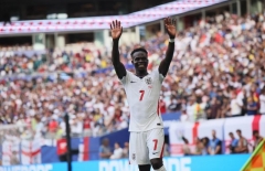 Lập hat-trick vào lưới Pháp, Saka lập tức được FIFA vinh danh