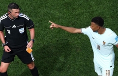 Khoảnh khắc 'chỉ đạo' trọng tài gây sốt của Mbappe