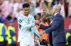 HLV Bồ Đào Nha nói thẳng lý do Ronaldo bị thay ra ngoài