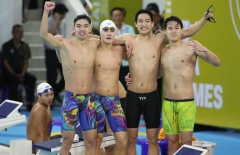Nguyễn Huy Hoàng cùng đồng đội giúp bơi Việt Nam áp sát nhóm huy chương