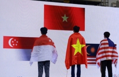 NGỠ NGÀNG: Giành huy chương, VĐV phải chào cờ qua màn hình LED