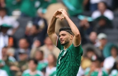 Ghi bàn ở World Cup, người hùng Mexico bật khóc nhớ cha vừa qua đời