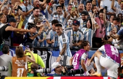 Chạy khỏi sân, tiền đạo Argentina vẫn không bị thẻ vàng thứ 2 trước Thụy Sĩ