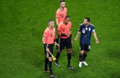 Messi khiến CĐV Anh phẫn nộ khi tác động với trọng tài ở bán kết World Cup