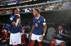 Vừa xong World Cup, ngôi sao ĐT Pháp dính luôn bê bối bỏ con