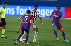 Ronaldo nhảy múa trước hàng thủ Barca trong ngày Messi ra đi