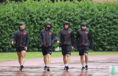 ĐT Việt Nam dầm mưa 'luyện công' trên đất khách