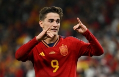 Sao trẻ Tây Ban Nha không thèm buộc dây giày khi thi đấu tại World Cup 2022