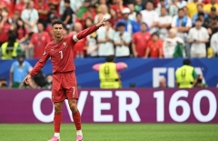Một cái chỉ tay của Ronaldo xé toang hàng thủ Uzbekistan