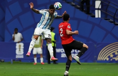 Đồng đội tại Argentina bất ngờ sở hữu cột mốc Messi không bao giờ chạm tới được