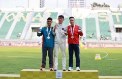 Nhầm quốc kỳ, VĐV phải ra sân để trao lại huy chương