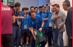 U23 Việt Nam phải nhận huy chương trong phòng thay đồ, CĐV ĐNÁ phẫn nộ