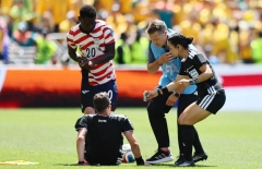 Cả World Cup sững sờ vì trọng tài phải uống nước dưa muối giữa trận