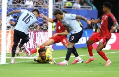 Uruguay ném bay chiến thắng, Cape Verde khiến World Cup bùng nổ