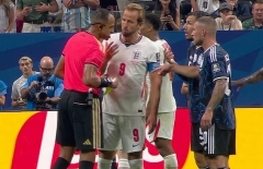 Nước Anh phẫn nộ vì Paredes cố khiến Harry Kane nhận thẻ đỏ