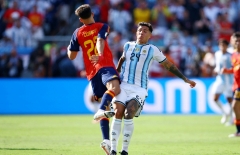 Enzo Fernandez có phản ứng gây chú ý ngay sau tấm thẻ đỏ định mệnh