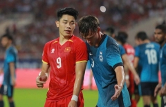 Đình Bắc bị ngôi sao cao gần 2m của Indonesia vượt qua tại AFF Cup