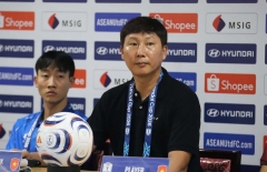 Báo Malaysia: 'HLV Kim Sang Sik muốn Việt Nam khoá sát thủ nhập tịch'