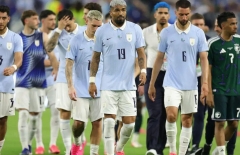 HLV Bielsa chết lặng, Uruguay không hiểu vì sao vẫn chưa thắng tại World Cup