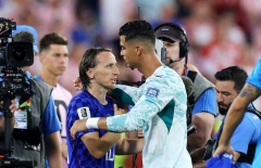 Modric chia tay World Cup trong cái ôm đầy cảm xúc với Ronaldo