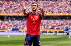 Chỉ 5 chữ vàng, HLV De Fuente khẳng định đẳng cấp của Mikel Merino