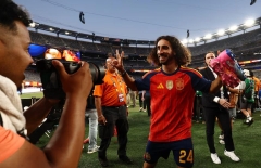 Vô địch World Cup, Cucurella lập tức bị nhắc 'trả bài' thử thách điên rồ
