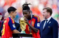Xúc động khoảnh khắc nhà vô địch World Cup trả món nợ lớn nhất đời mình