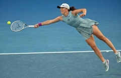 Iga Swiatek thoát hiểm khó tin để giành vé vào chung kết Canadian Open
