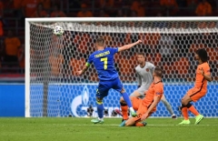 Video bàn thắng Hà Lan 3-2 Ukraina: Kịch bản điên rồ