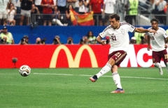 Video bàn thắng: Mikel Oyarzabal sút penalty mở tỷ số cho Tây Ban Nha trước Pháp
