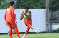 ĐT Việt Nam có buổi tập đầu tiên tại Thái Lan trước AFF Cup