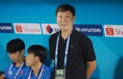HLV Kim Sang Sik đặc biệt chỉ tên 3 cầu thủ Singapore