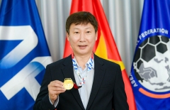 HLV Kim Sang Sik chính thức được trao huy chương vàng